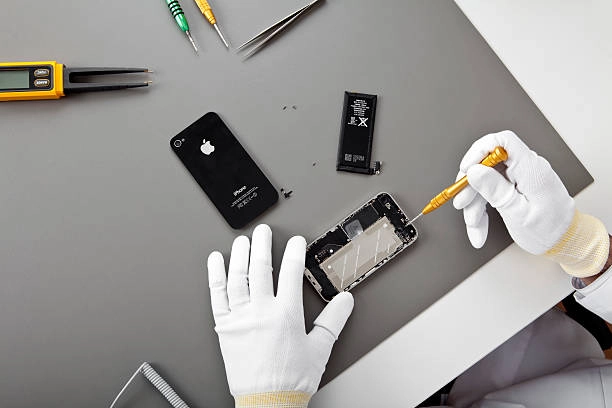 iPhone repair technician fixing a phone screen in Orlando